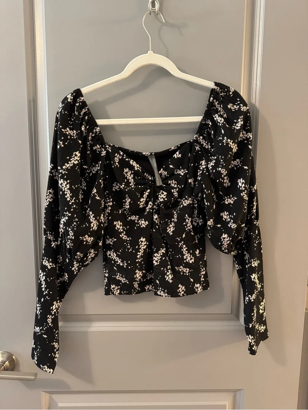 Anthropologie Black & White Floral Sweet Heart Neck Puff Sleeve Blouse